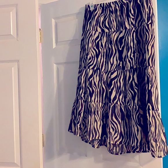 Black and Gold skirt - Picture 2 of 2